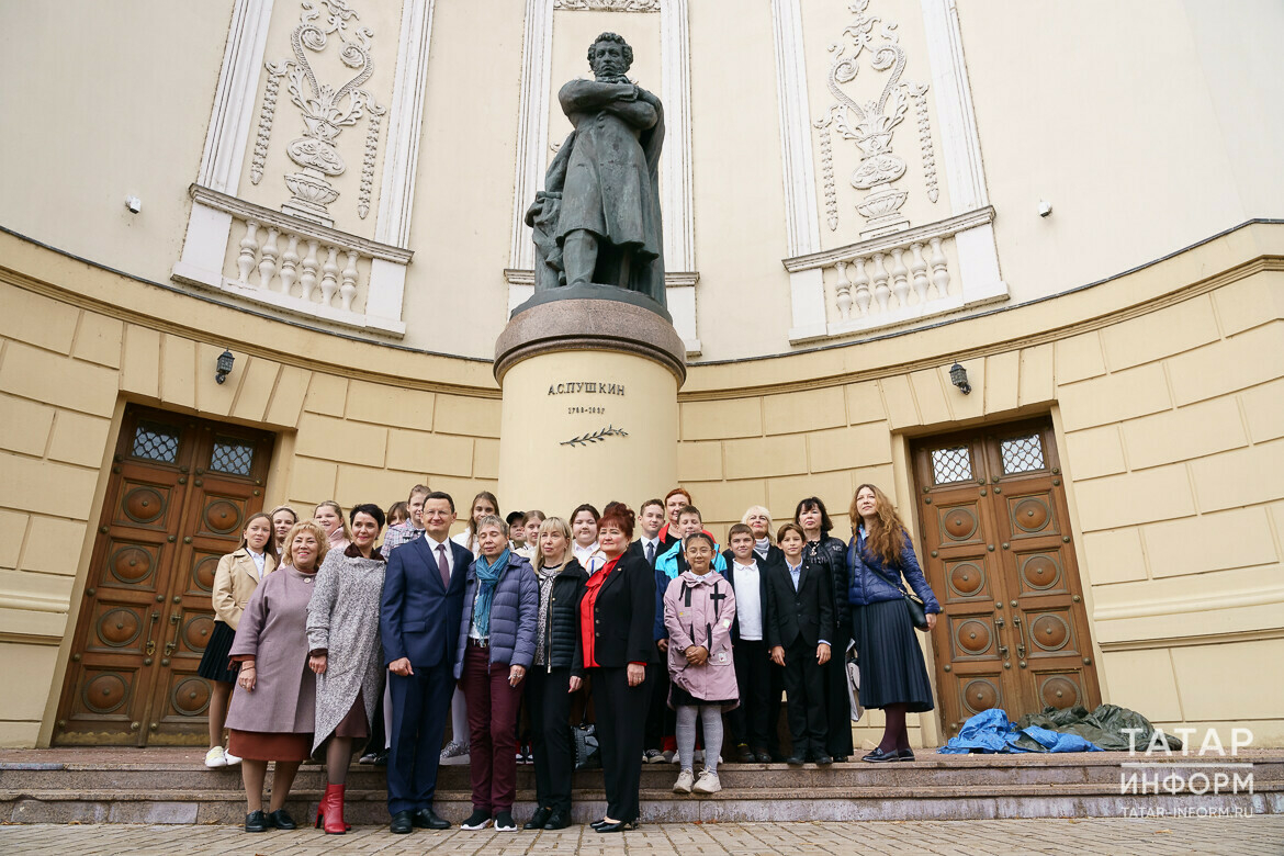 Потомки Александра Пушкина возложили цветы к памятнику поэта в Казани
