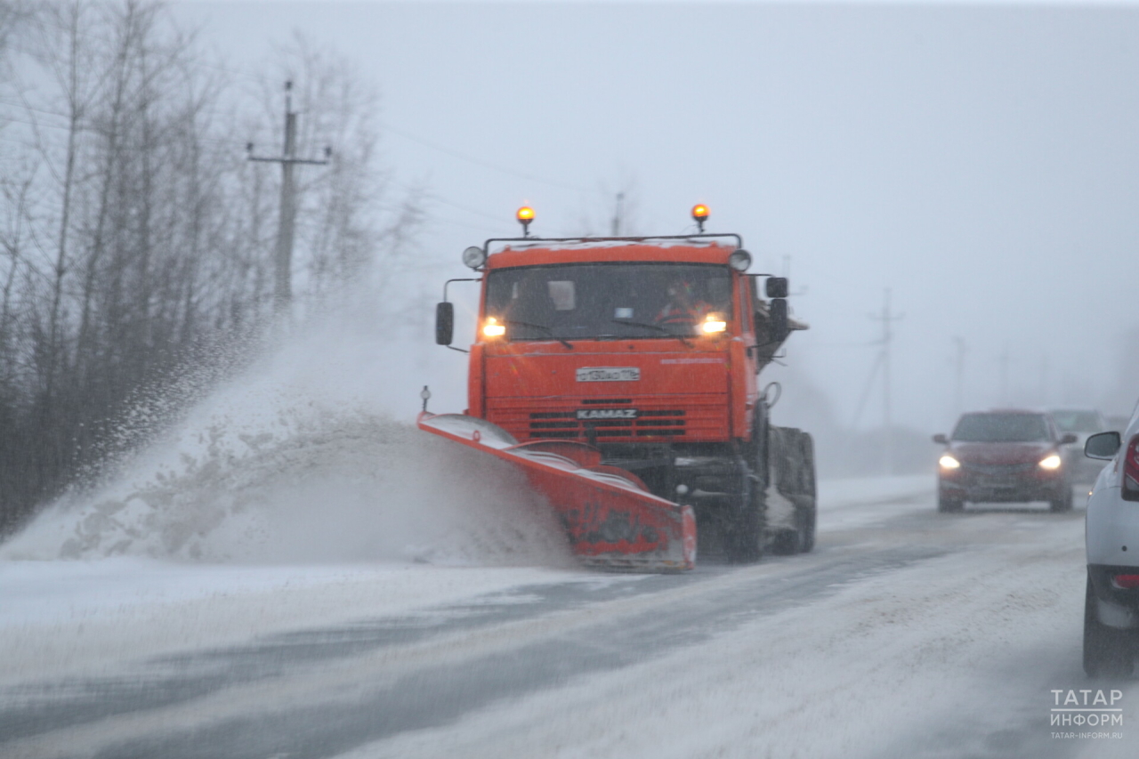 Для очистки федеральных дорог от снега в Татарстане на дежурство вышли 127 единиц техники