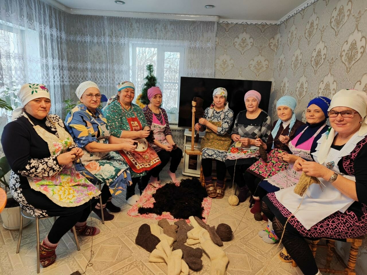 «Им нужно тепло»: из кукморской деревни Сабанчино бойцам СВО отправят вязаные изделия