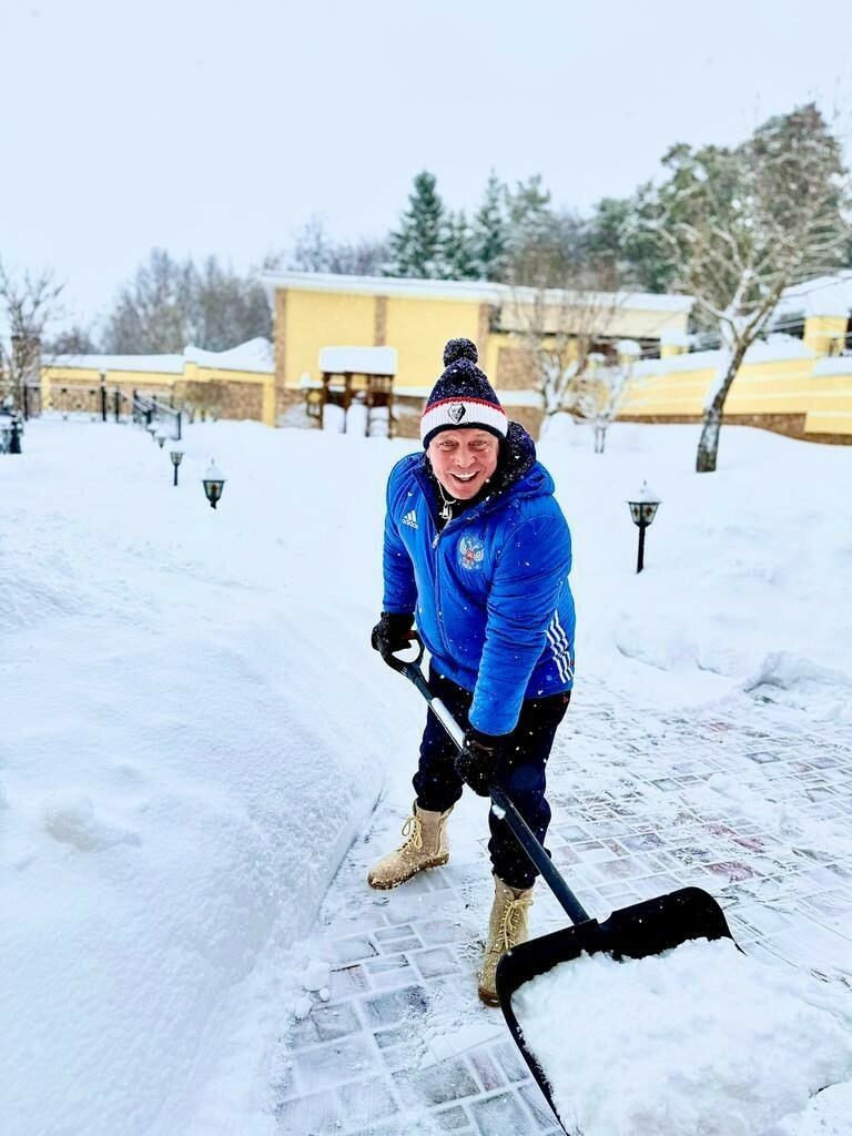 Айдар Метшин рассказал, зачем сам взял в руки лопату во время аномального снегопада