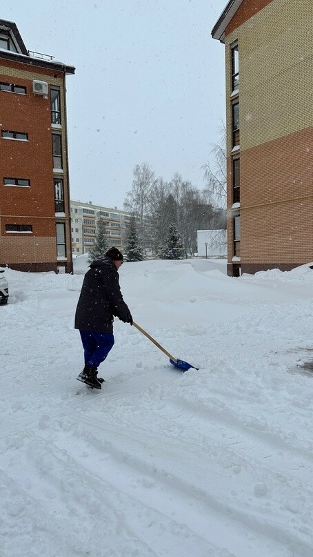 «Давайте жить дружно!»: в Нижнекамске жители расчистили двор своего дома от снега