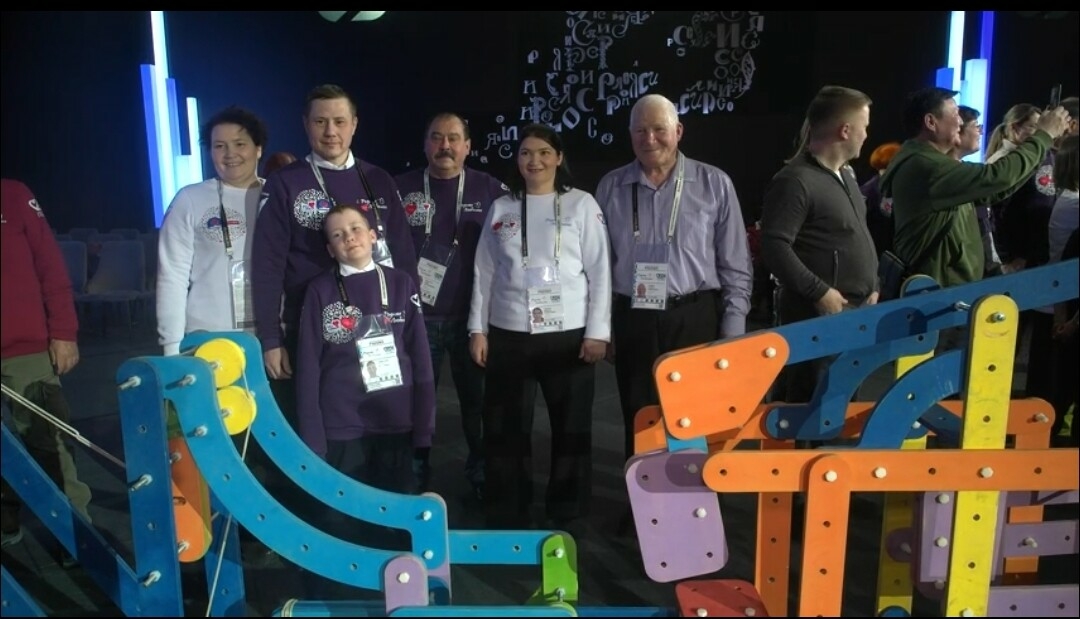 Многодетная семья из Татарстана на форуме в Москве собрала машину Голдберга