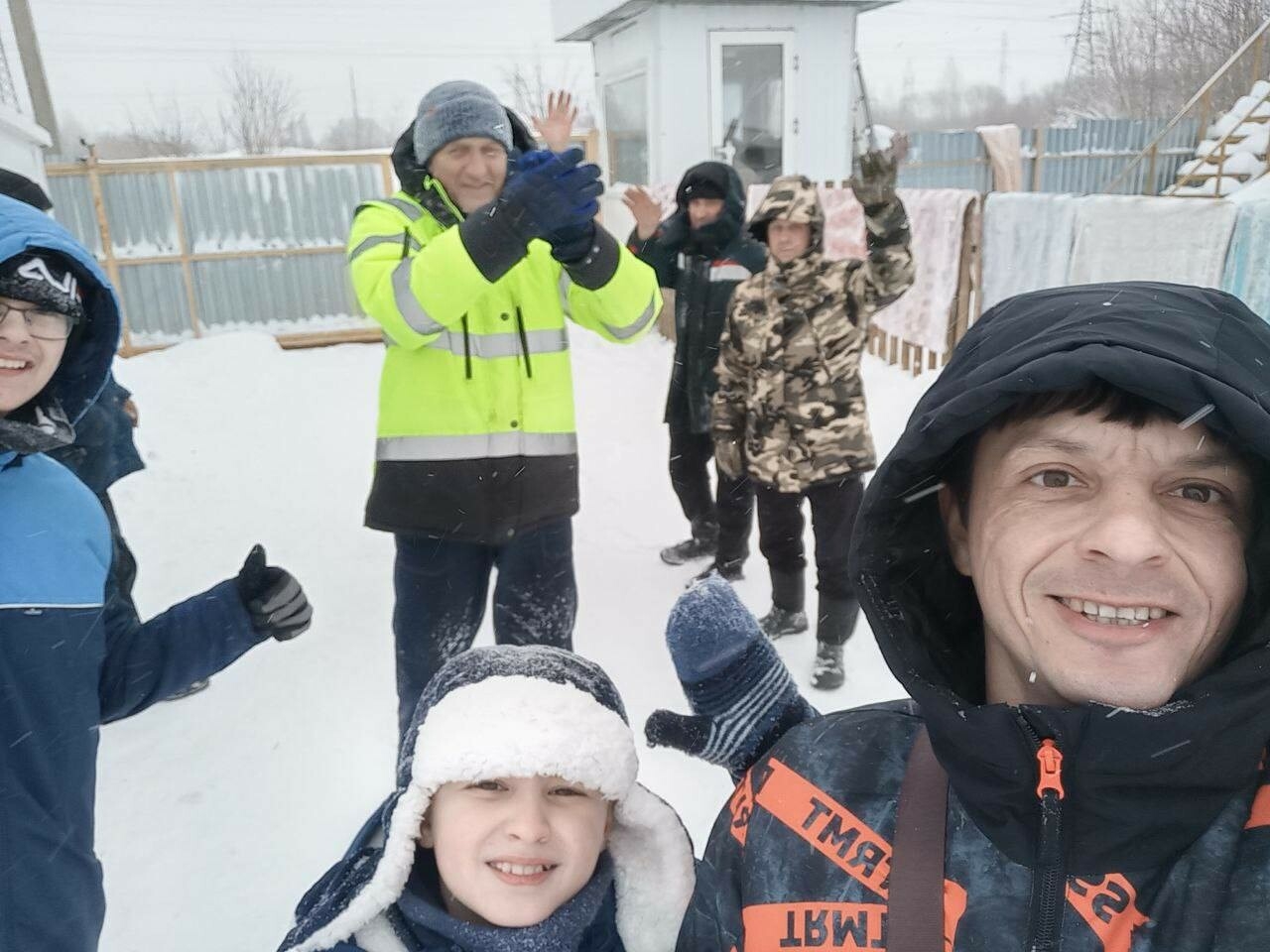 Молодежь Татарстана вышла на борьбу со снегом и помощь застрявшим на трассах водителям