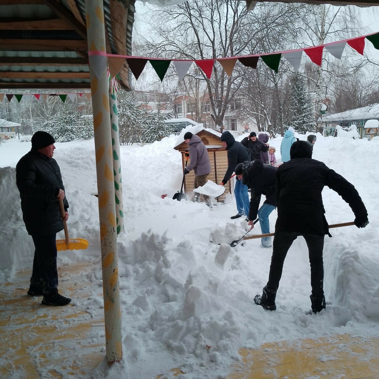 Родители вышли на уборку снега на территории детсада в Азино