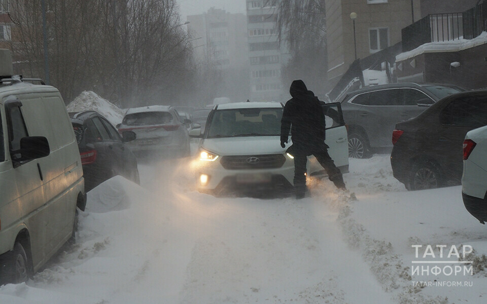 ГИБДД предупредила татарстанцев, что мешающие уборке снега авто будут эвакуированы