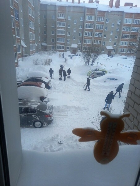 «Такого снега не было давно»: жители Чистополя вышли на уборку двора