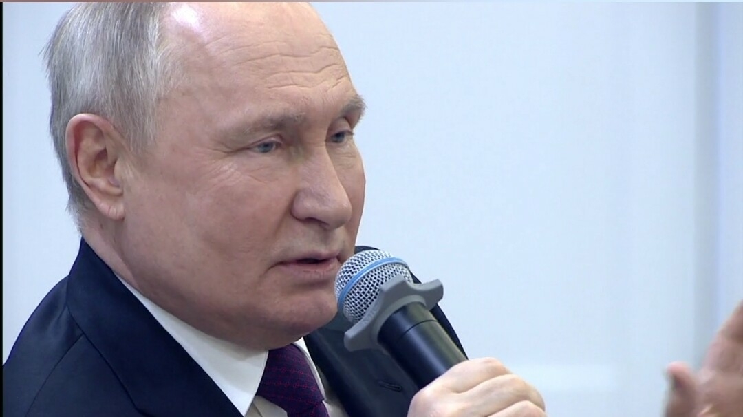 «Чем больше детей, тем лучше»: Путин посетил форум «Родные-Любимые» в Москве