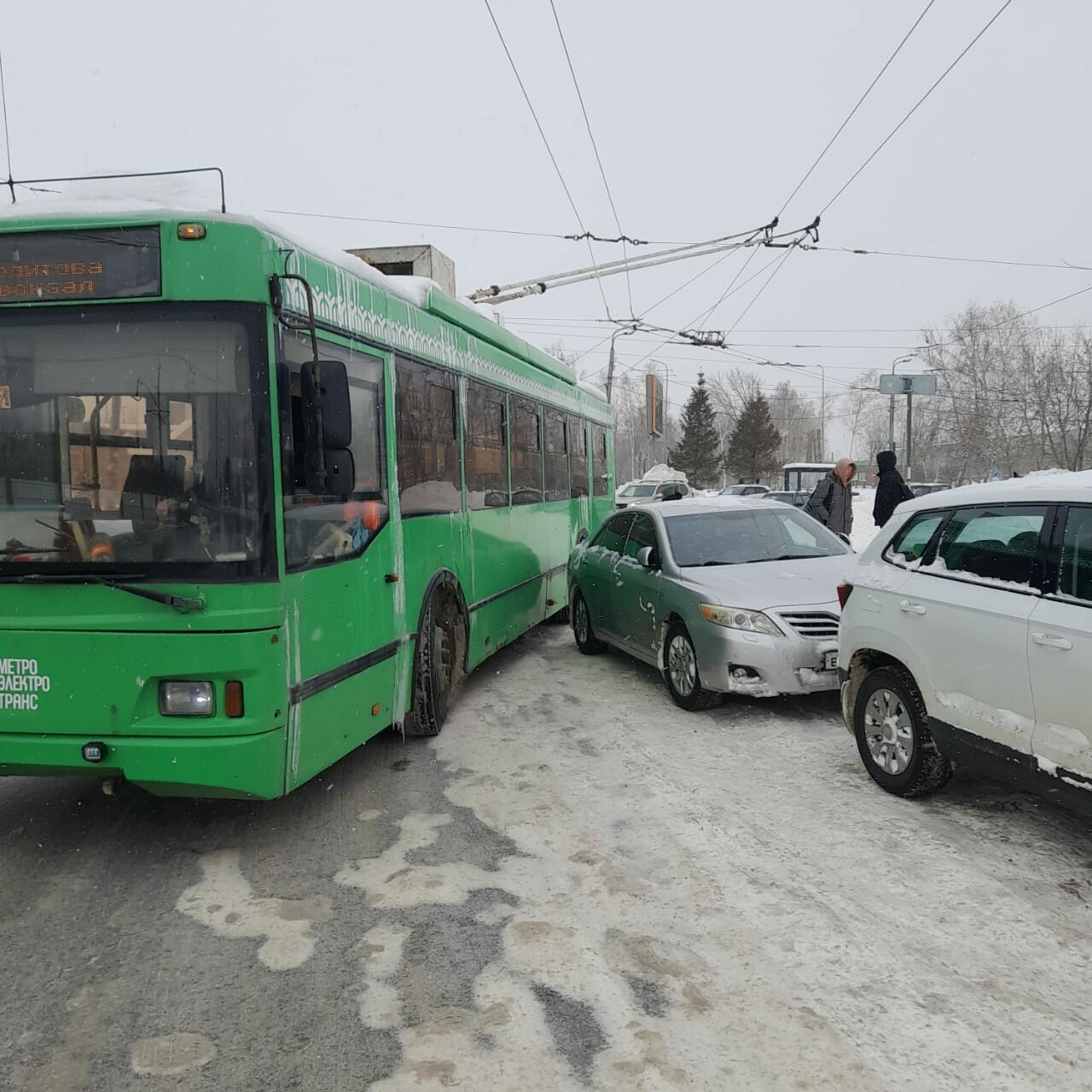На Халитова в Казани из-за брошенных авто встали троллейбусы двух маршрутов