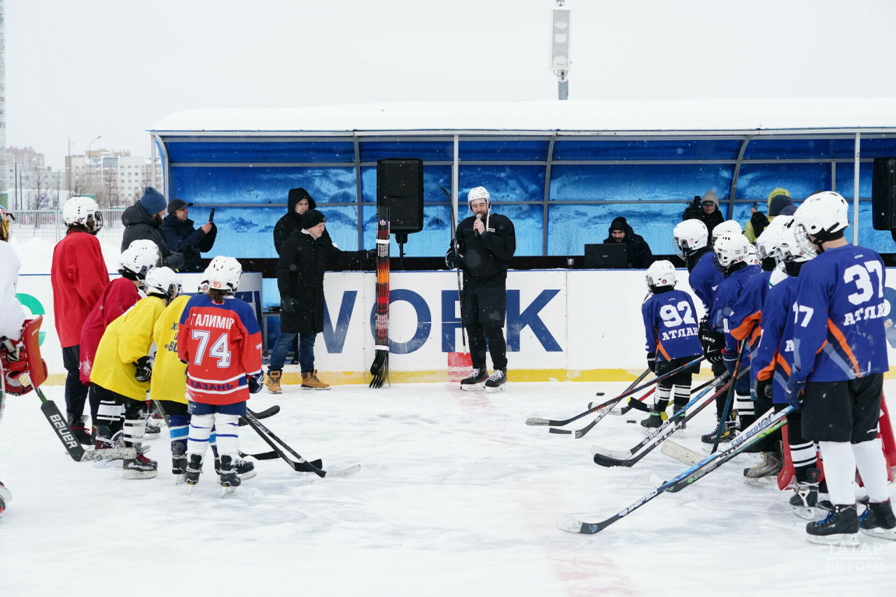 «Подарить радость детям»: Данис Зарипов провел мастер-класс для казанских дворовых команд