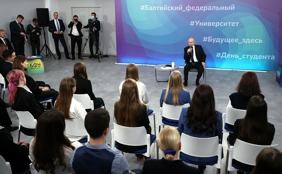 Путин сообщил о повышении президентской стипендии до 30 тыс. рублей