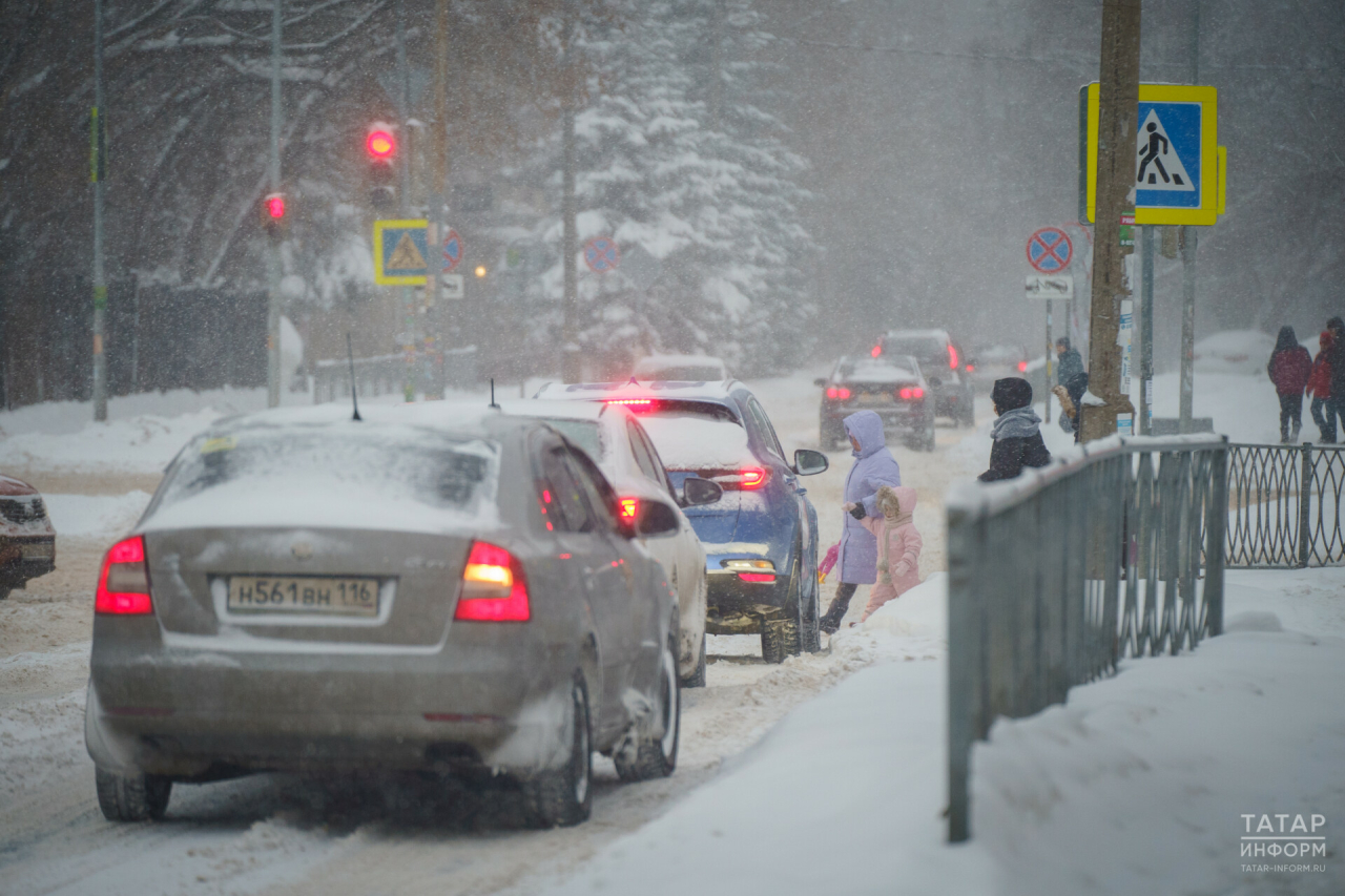 Власти призвали казанцев не оставлять авто на проезжей части — это мешает уборке снега