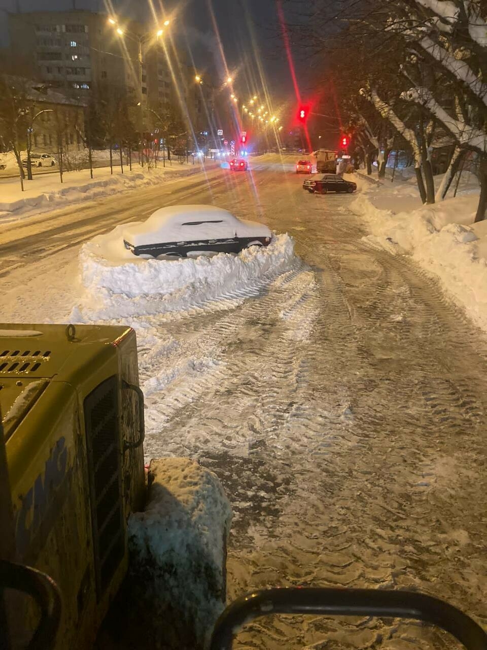 В мэрии Казани наглядно показали, как неубранные с дорог автомобили мешают уборке снега