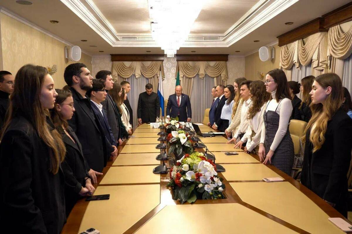 Пришедшие в Полпредство РТ в РФ студенты-медики почтили память Рената Акчурина