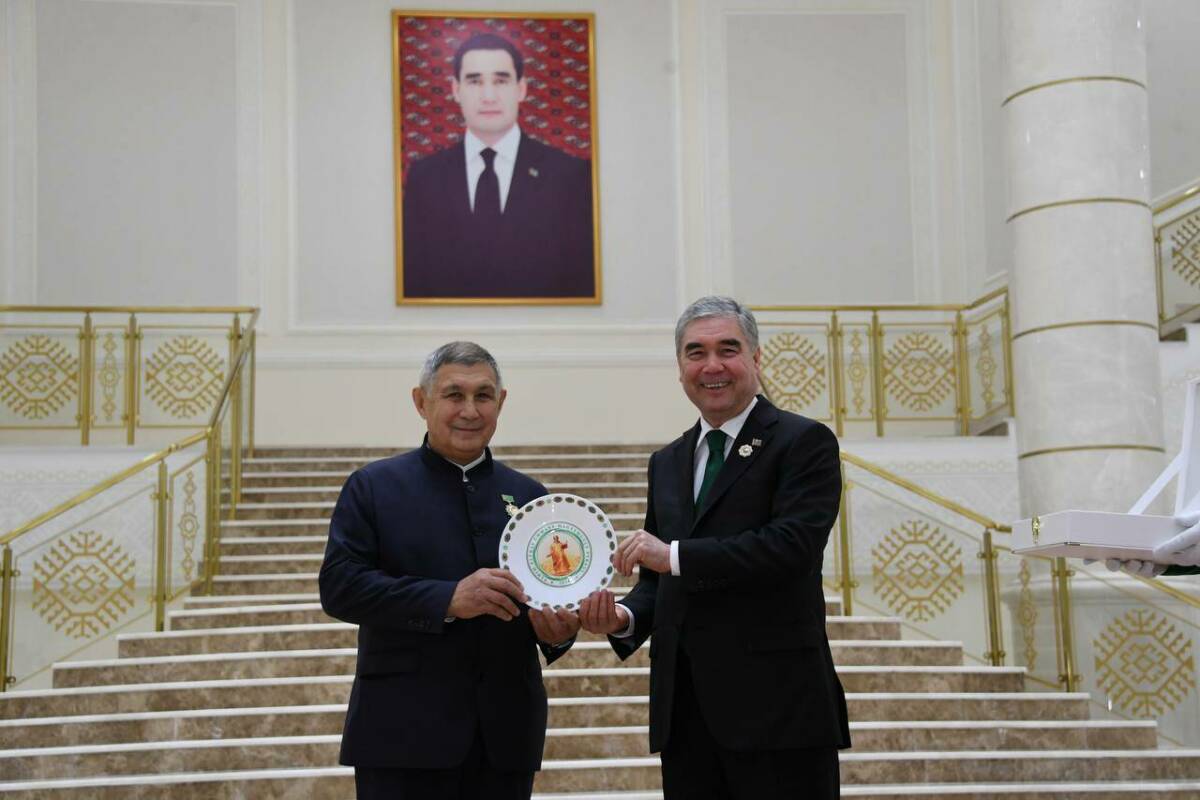 Рифкат Минниханов награжден юбилейной медалью «К 300-летию Махтумкули Фраги»