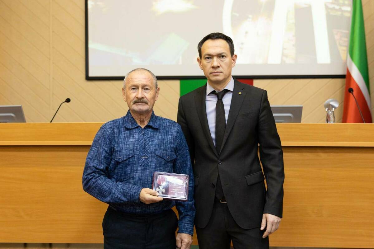 Мэр Альметьевска передал награды родным военнослужащих