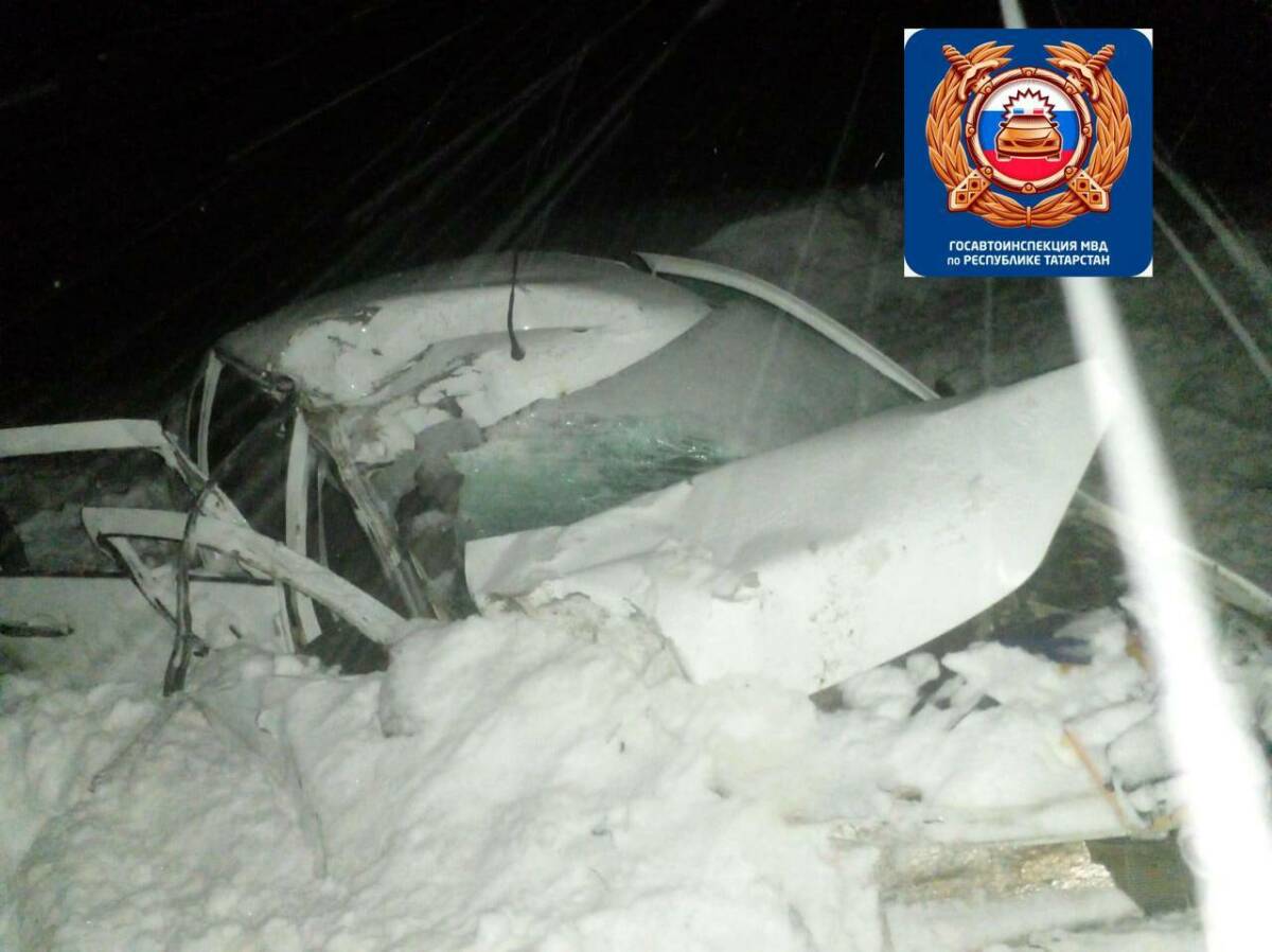«Лада» вылетела на встречку под «КАМАЗ» на трассе в РТ, пассажир погиб