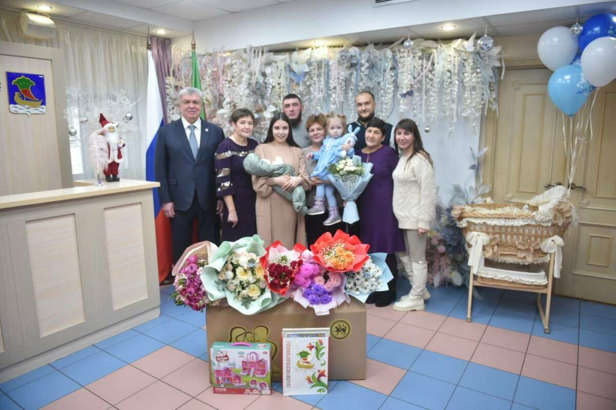 «Имя Раян значит мужественный»: Магдеев поздравил семью бойца СВО с рождением сына