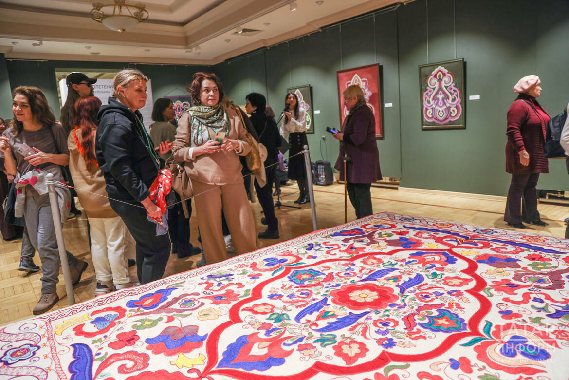 Ученица Славы Зайцева представила в Казани юбилейную выставку кожаной мозаики