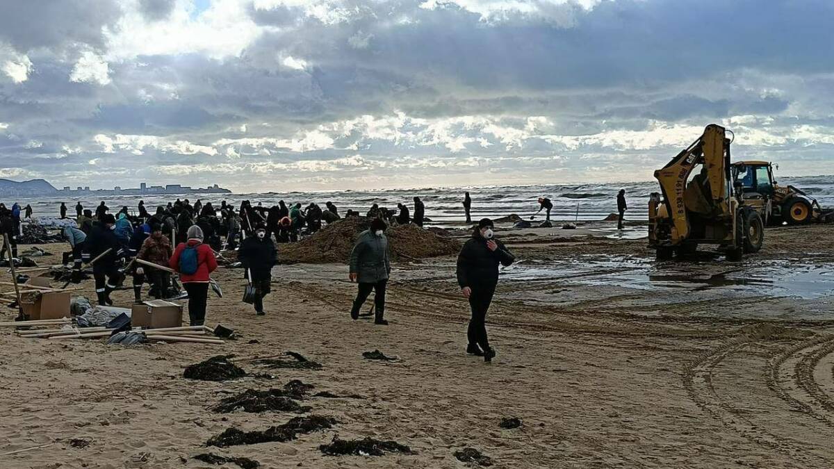 Совкомбанк помогает волонтёрам и фондам, ликвидирующим разлив мазута в Чёрном море