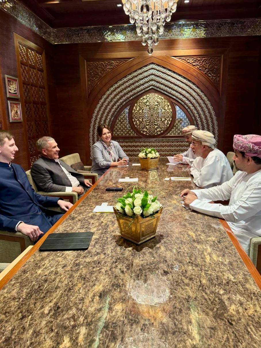 Минниханов обсудил развитие сотрудничества с Оманом с главой Центра Султана Кабуса