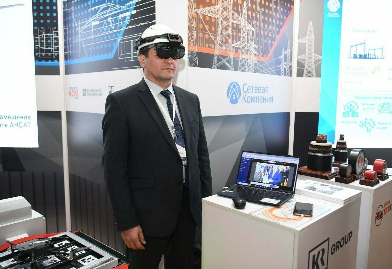 Рөстәм Миңнехановка Татарстан энергетикларының VR-күзлеген күрсәттеләр