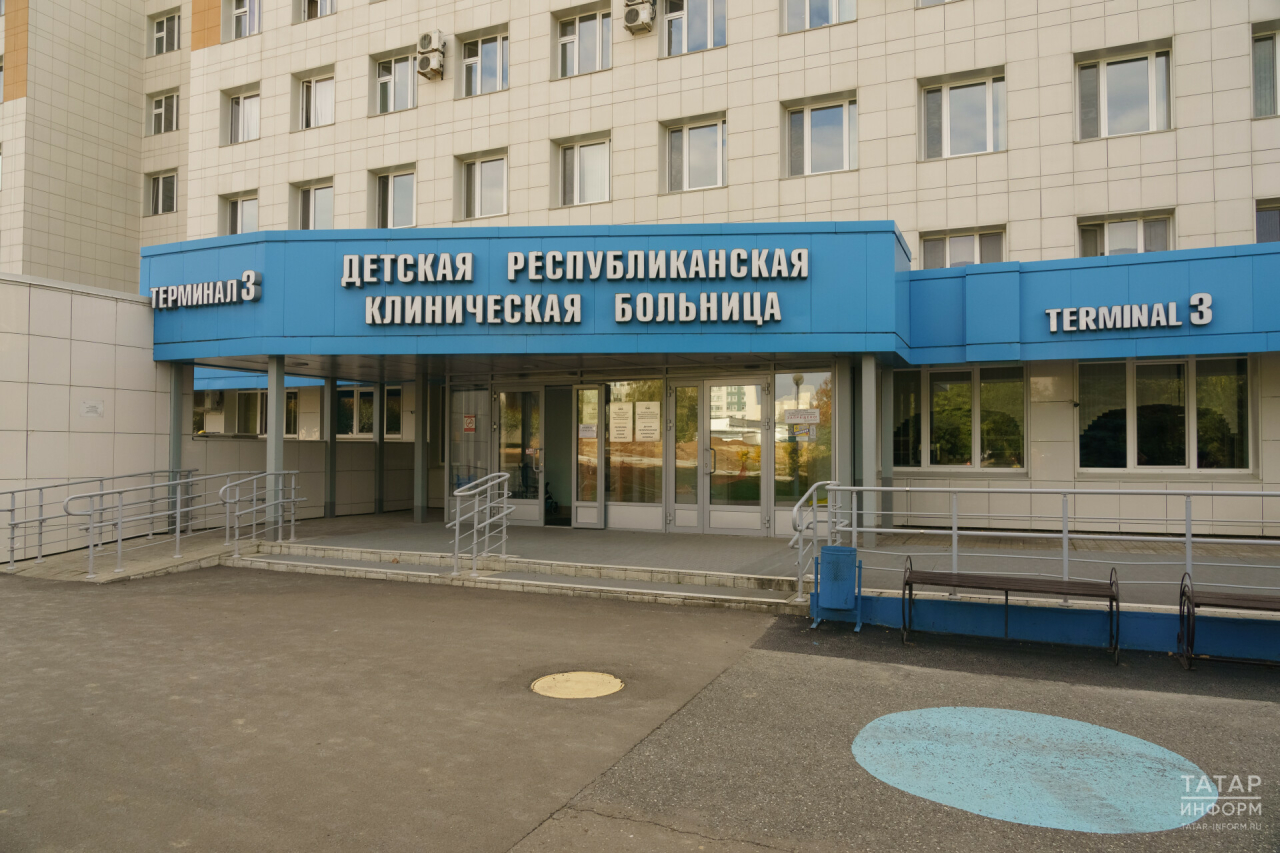 Девочка, которая выпала из окна казанской школы, госпитализирована в нейрохирургию ДРКБ