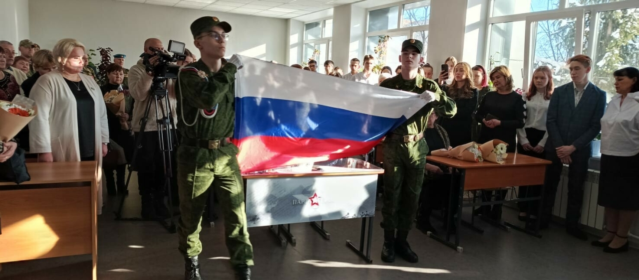 В колледже Нижнекамска появились парты героев в память о бойцах СВО