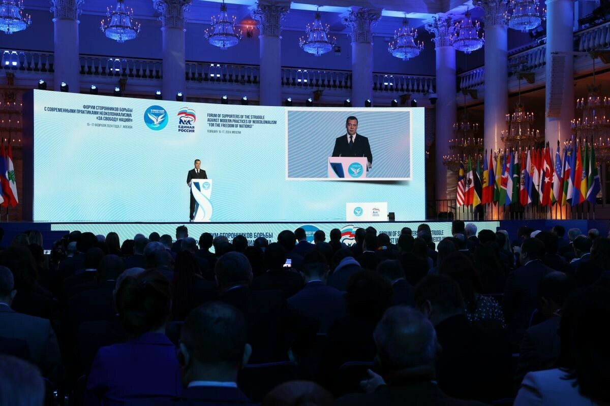 Медведев выступил за создание «антисанкционной коалиции»