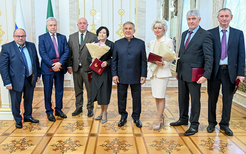 Словарь татарского языка и запуск в серию Ми-38: за что Минниханов наградил ученых