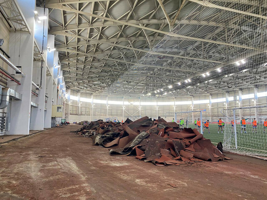 На крытом манеже Центрального стадиона Казани демонтировали легкоатлетические дорожки