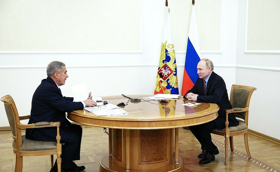 Путин в Казани, день 2-й: беседа с Миннихановым, объятия с Шаймиевым и полет на Ту-160М