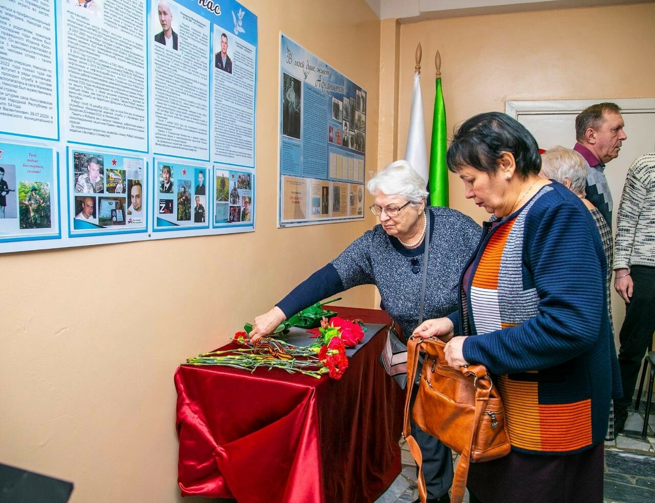 «Время выбрало нас»: в Нижнекамске открыли памятный стенд бойцам СВО