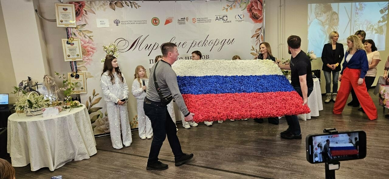 В Москве создали самый большой в мире флаг России из полимерных роз