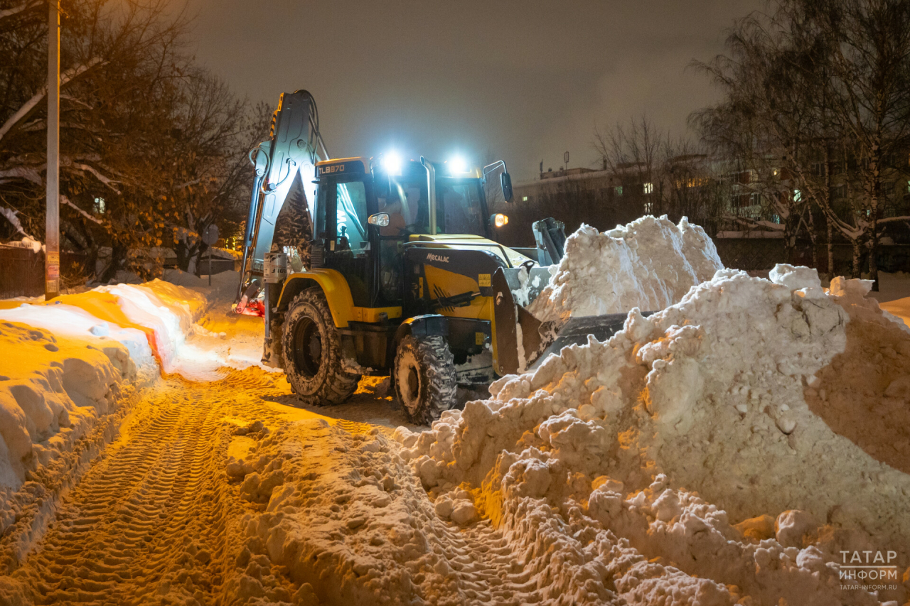 Дорожники будут убирать снег в Казани до середины весны