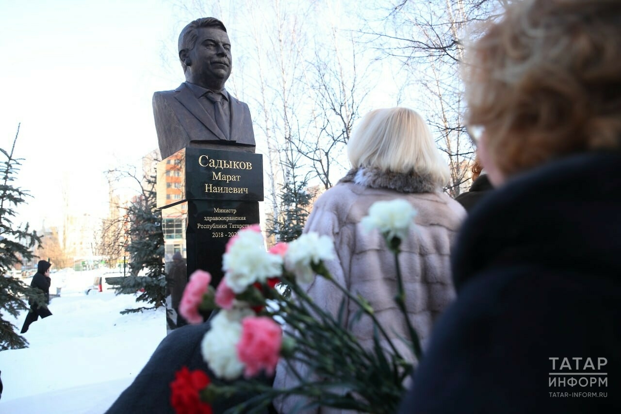 На территории седьмой больницы Казани открыли бюст Марата Садыкова