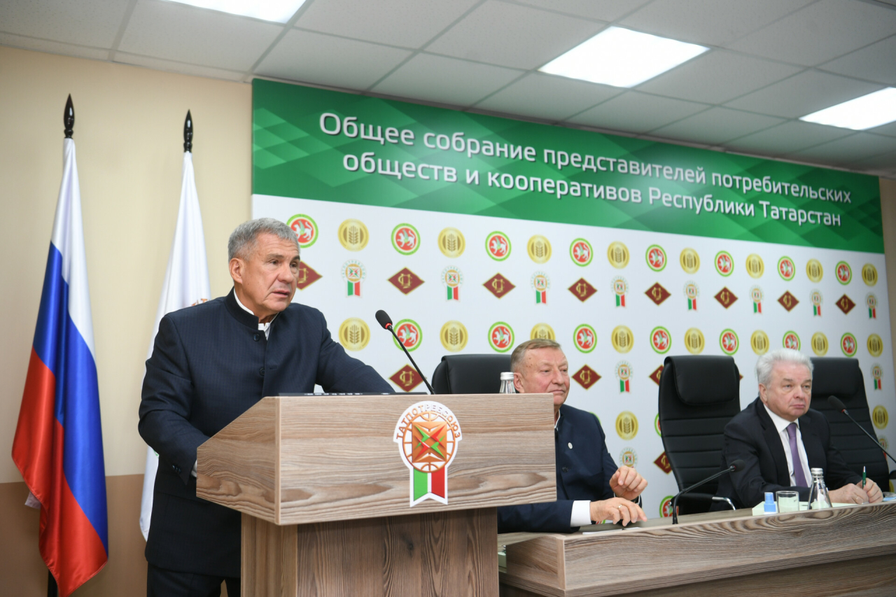Рустам Минниханов: Потребкооперативы восьми районов Татарстана работают не в полной мере