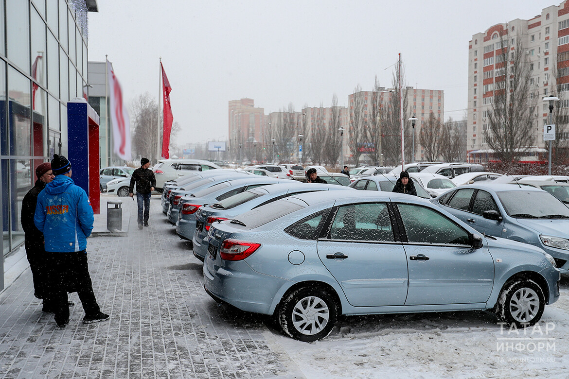 «Торгуйтесь! Вам еще и скидку дадут!»: почему резко выросли продажи легковушек в России