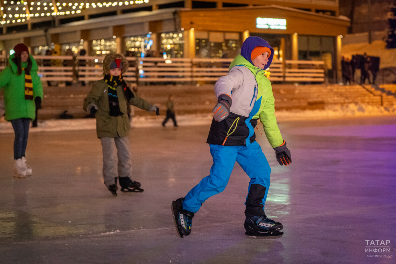 Стало известно, при какой температуре начнут закрывать катки в Казани
