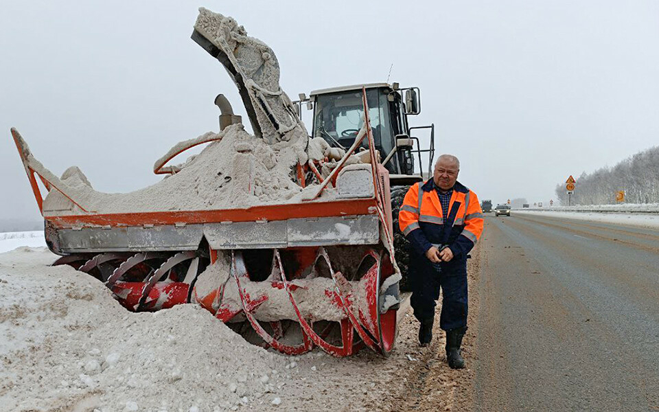 «Почистишь, а через 15 минут снова заметает»: с чем столкнулись дорожники в буран