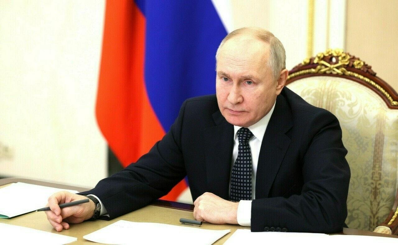 Путин пошутил, что хотел бы сменить свою нынешнюю прическу на дреды