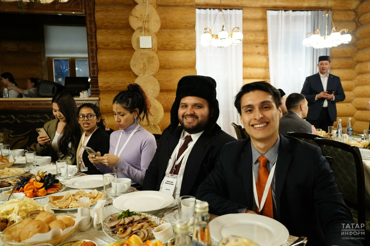В Казани организовали ифтар для делегатов Всемирного фестиваля молодежи