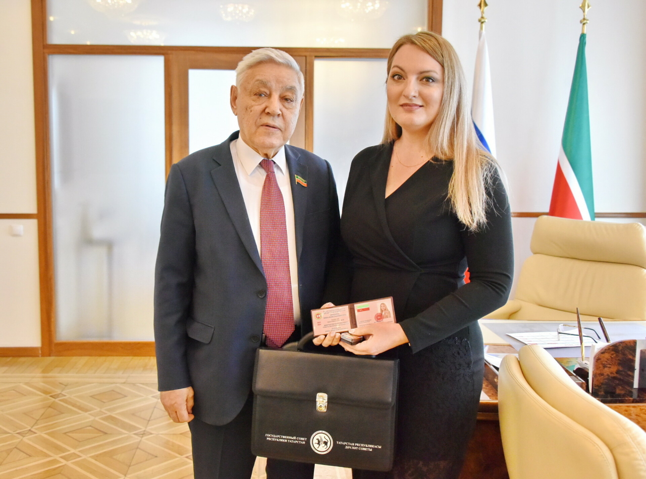 Фарид Мухаметшин вручил удостоверение депутата Госсовета Татарстана Нине Шиминой