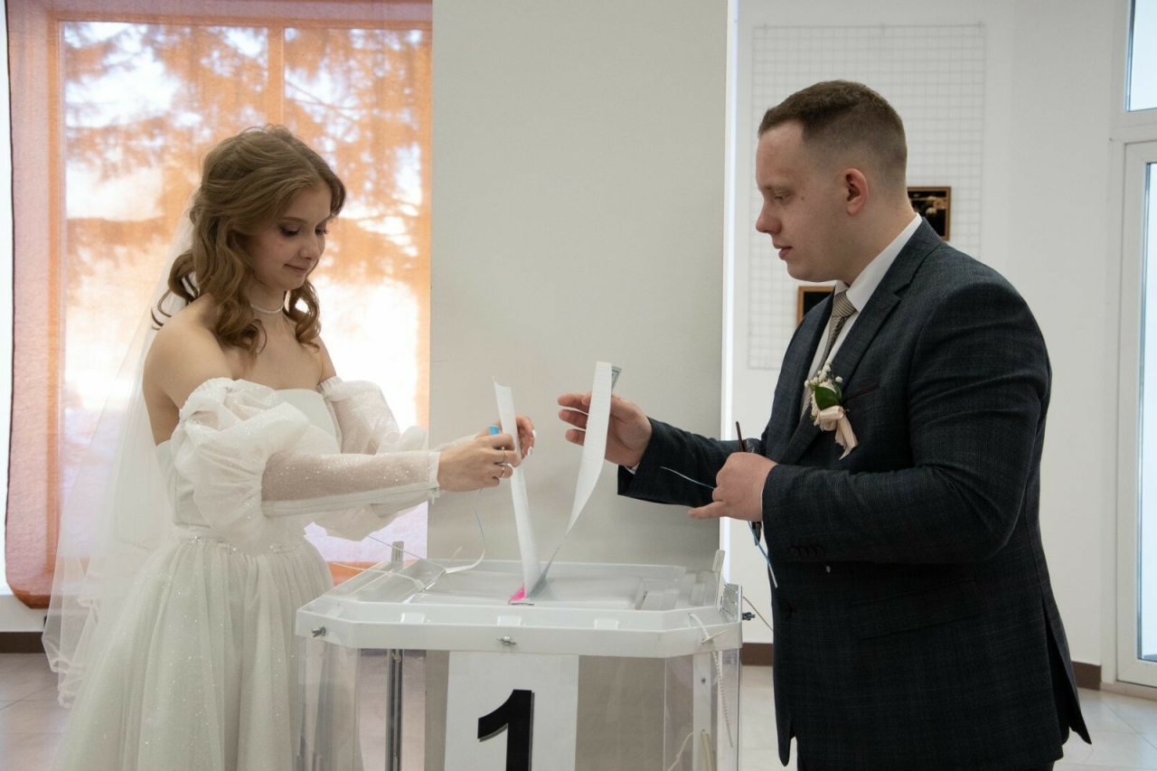 В день рождения своей семьи: молодожены Бугульмы отправились на выборы из ЗАГСа