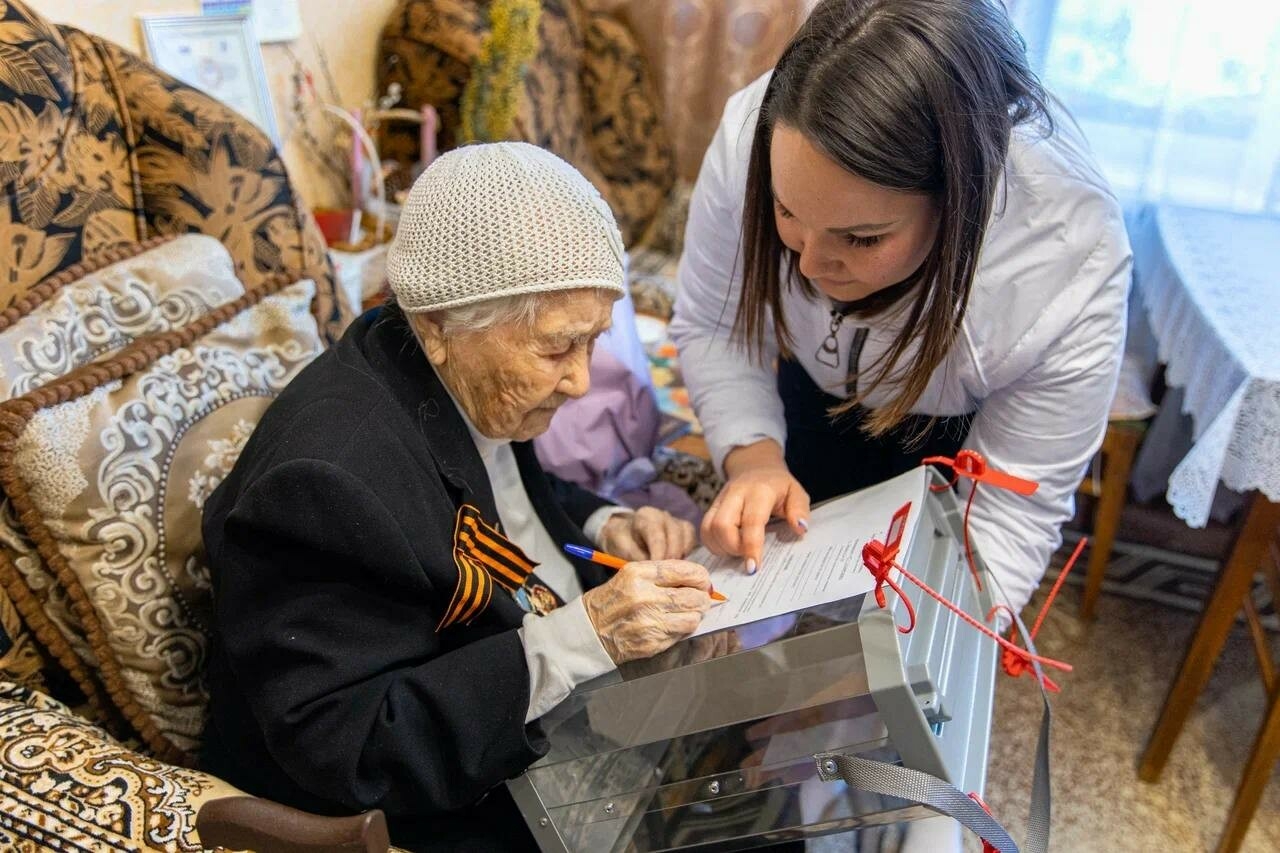 Самая пожилая жительница Альметьевска проголосовала за Президента РФ на дому