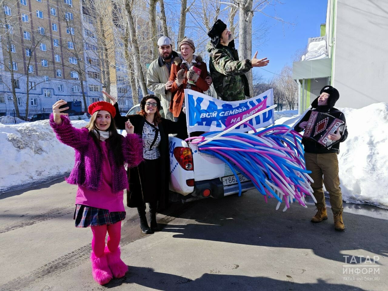 Барсик и актеры агитбригады встретили избирателей на одном из участков в Казани