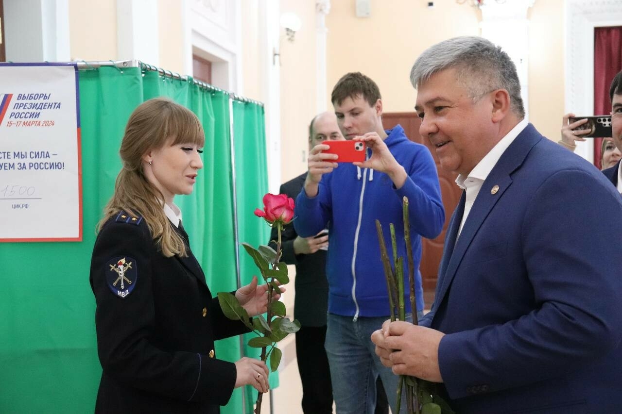 Мэр Зеленодольска поздравил члена избиркома с юбилеем и вручил женщинам розы