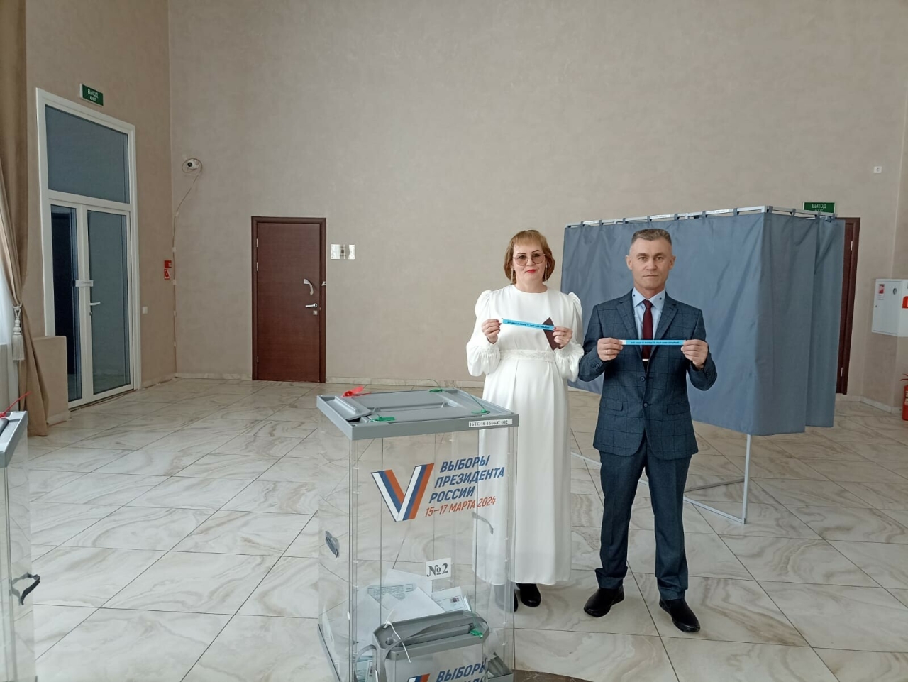 «Двойной праздник»: пара из Кукмора пришла на избирательный участок сразу после ЗАГСа