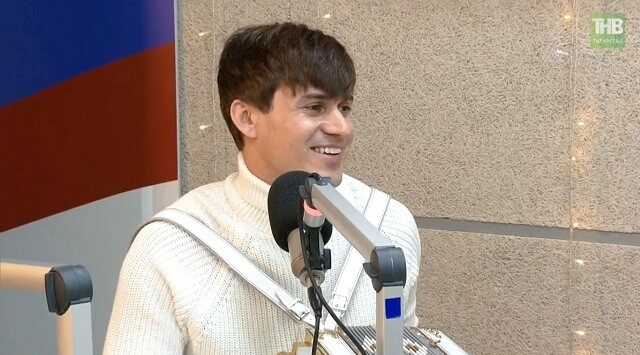 Артист Тухватуллин сыграл на гармони во время телемарафона «Всей семьей на выборы»