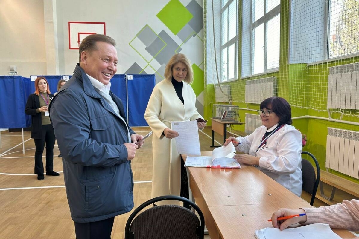 Айдар Метшин с супругой проголосовал в поселке Красный Ключ на выборах Президента РФ