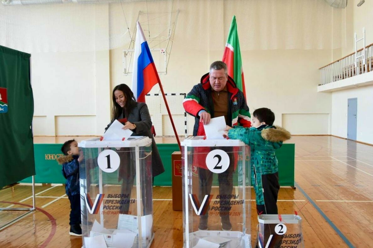 Глава Бугульмы вместе с женой и сыновьями проголосовал на выборах Президента РФ